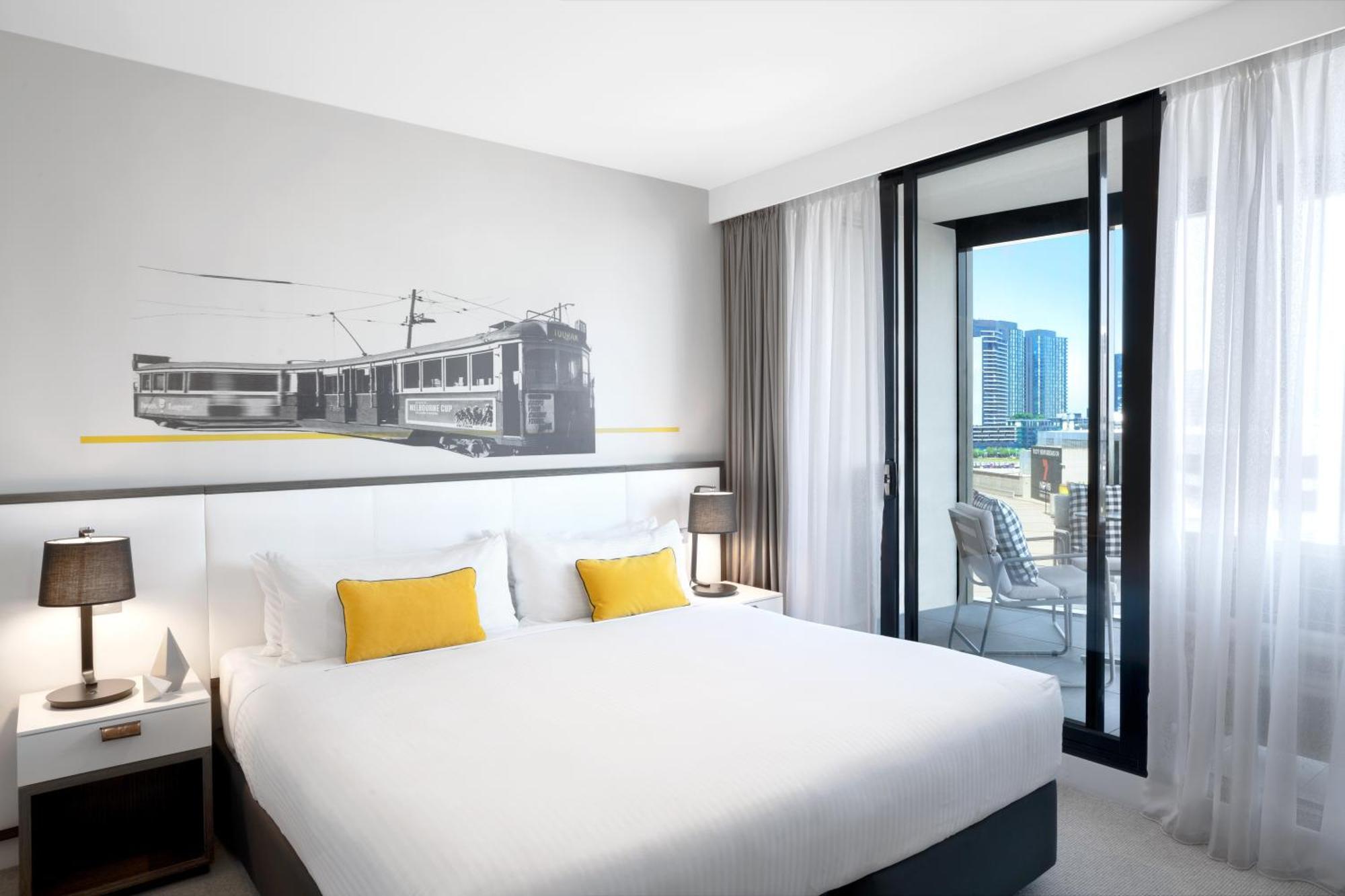 Peppers Docklands Hotel Мелбърн Екстериор снимка A bedroom at the hotel