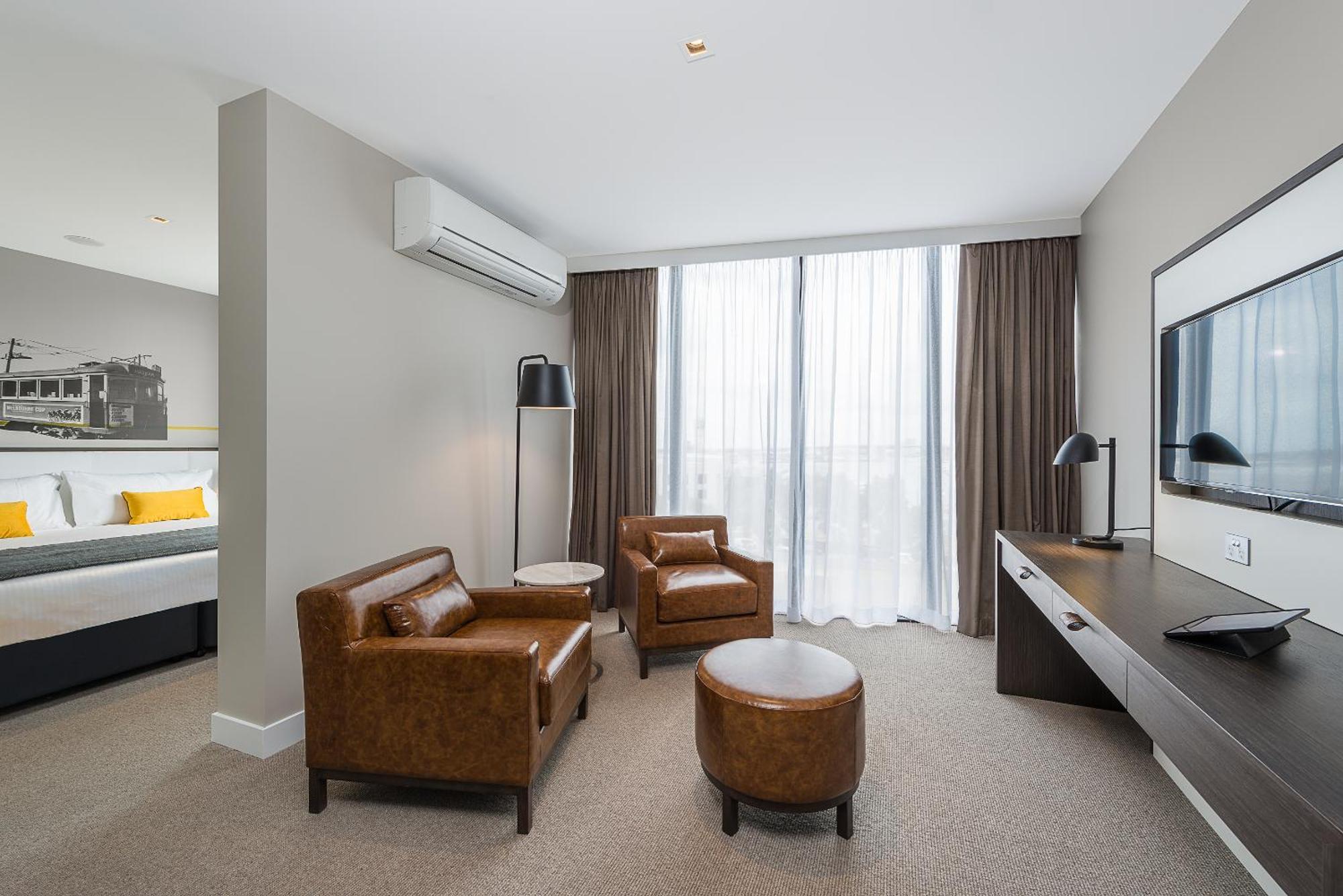 Peppers Docklands Hotel Мелбърн Екстериор снимка A suite at the hotel