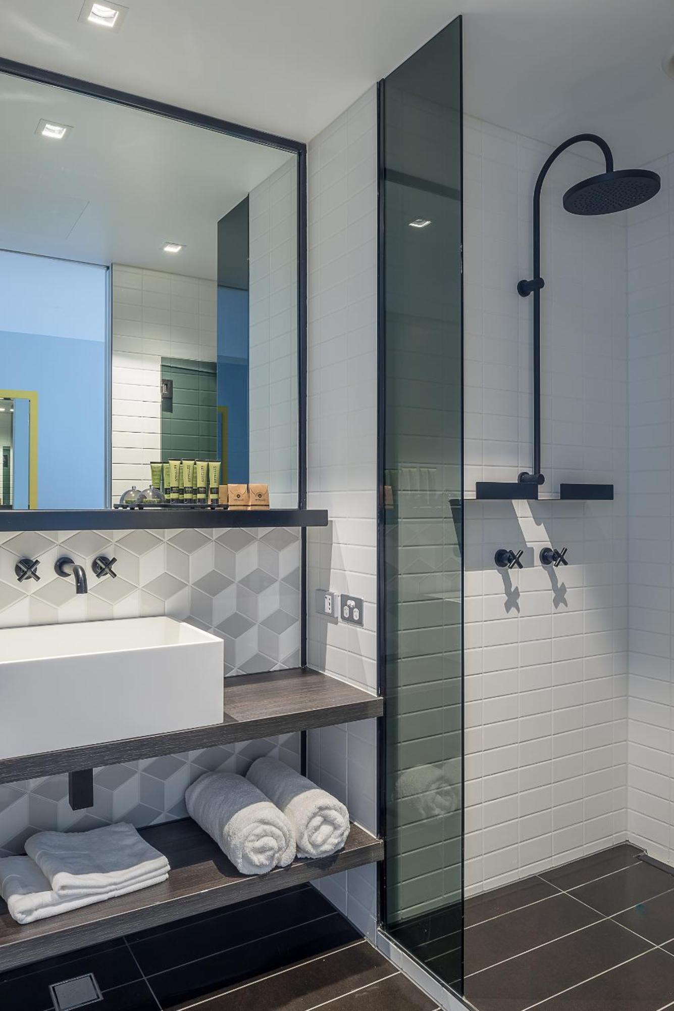 Peppers Docklands Hotel Мелбърн Екстериор снимка
