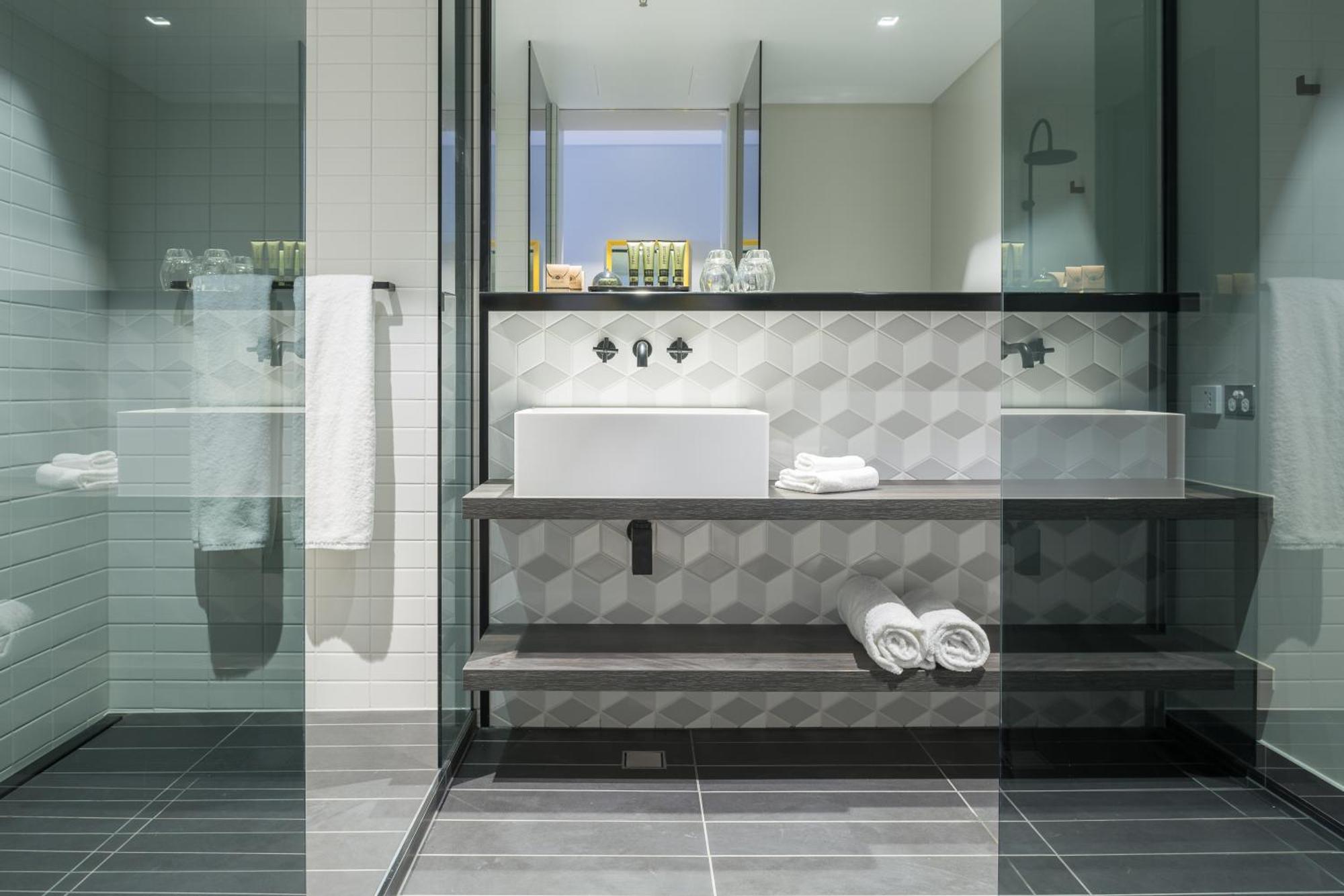 Peppers Docklands Hotel Мелбърн Екстериор снимка Bathroom