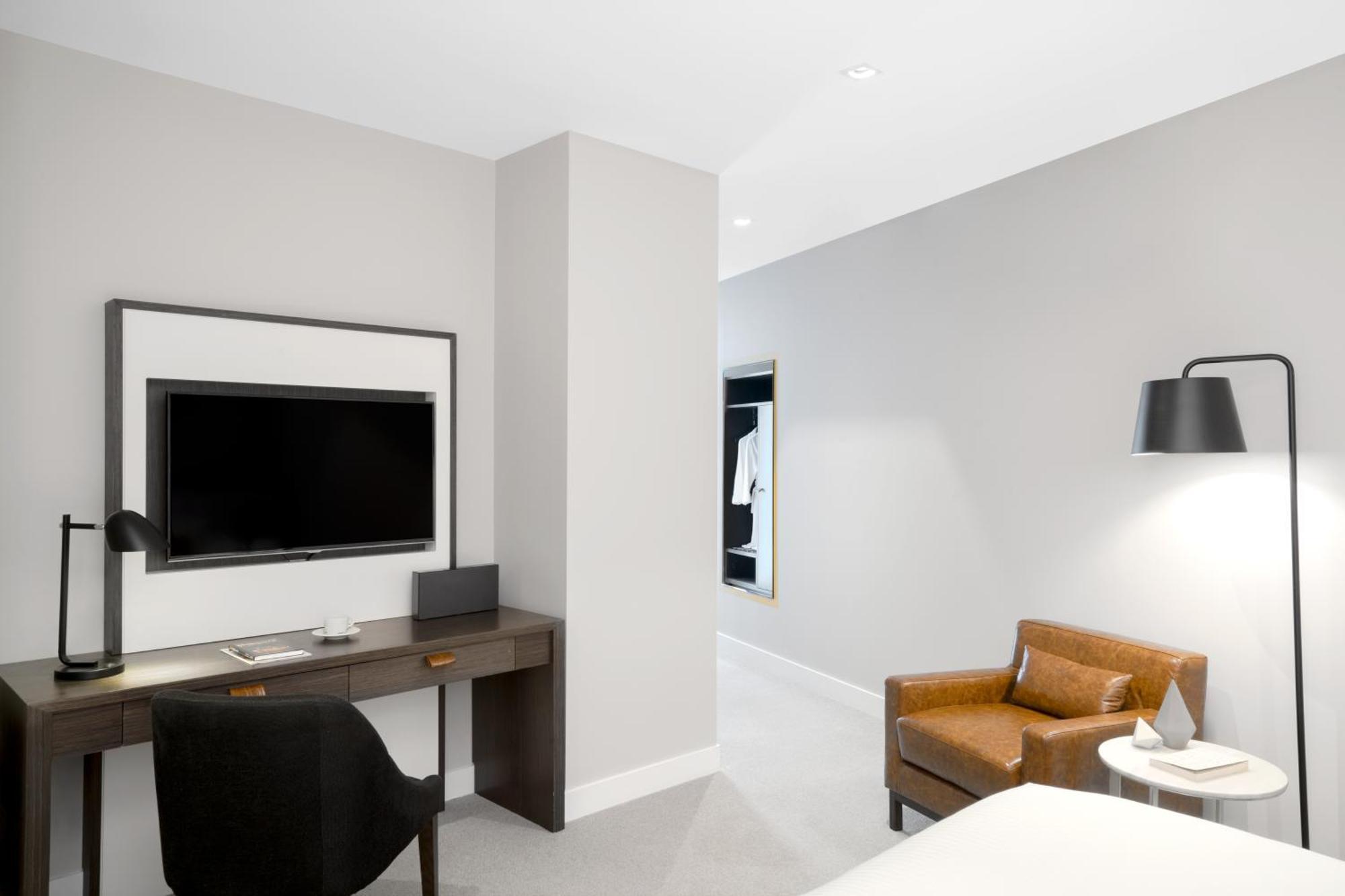 Peppers Docklands Hotel Мелбърн Екстериор снимка A room at the hotel