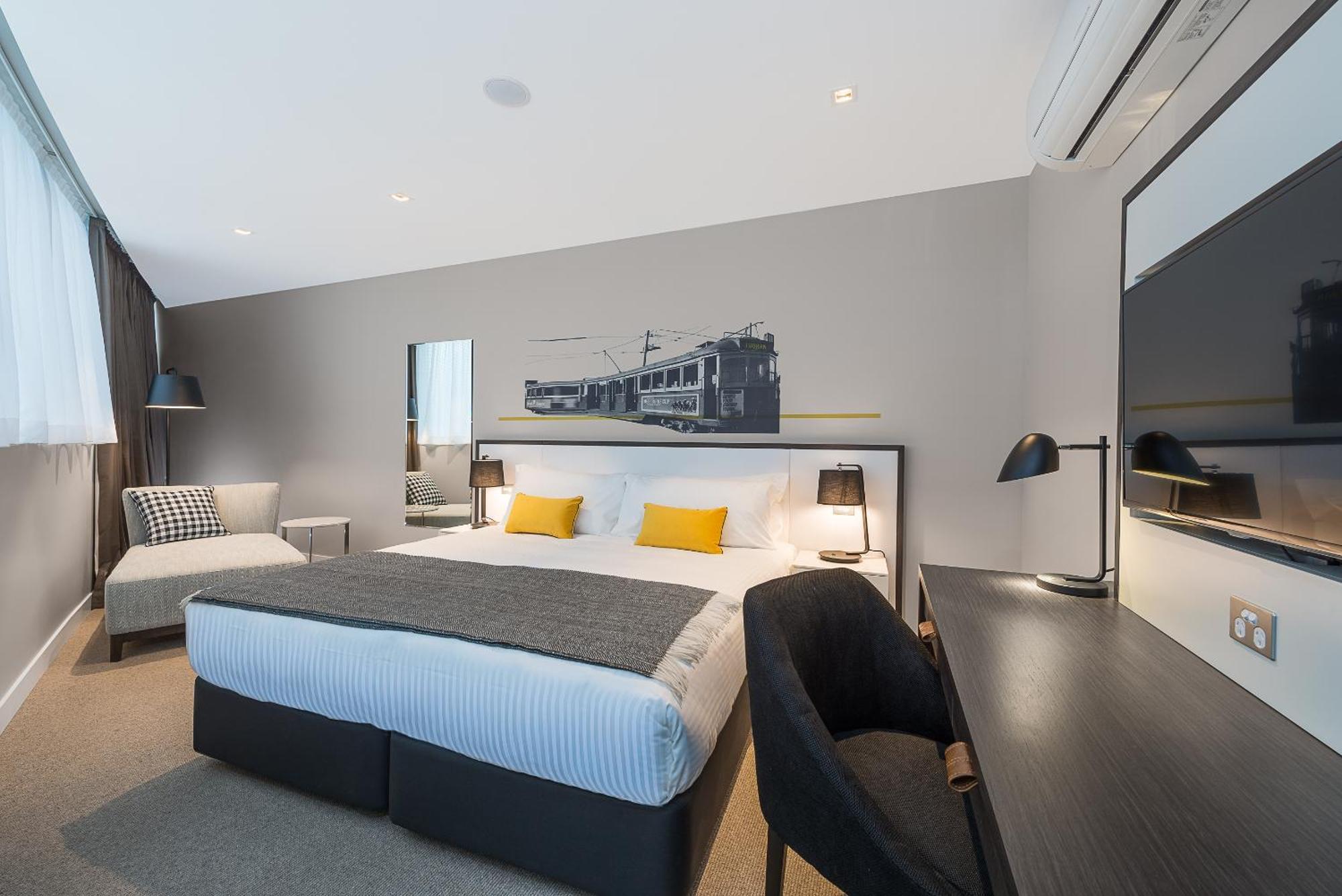 Peppers Docklands Hotel Мелбърн Екстериор снимка A bedroom at the hotel