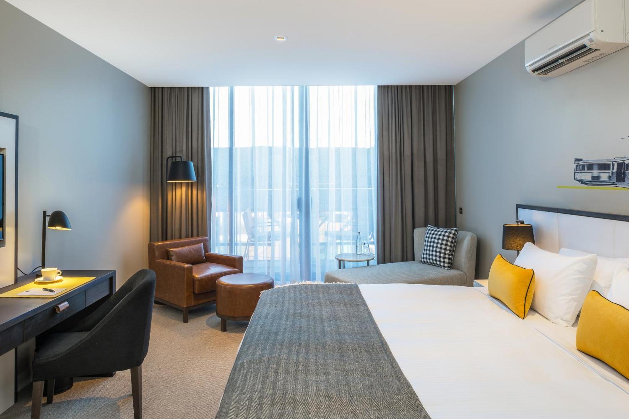 Peppers Docklands Hotel Мелбърн Екстериор снимка A room at the hotel