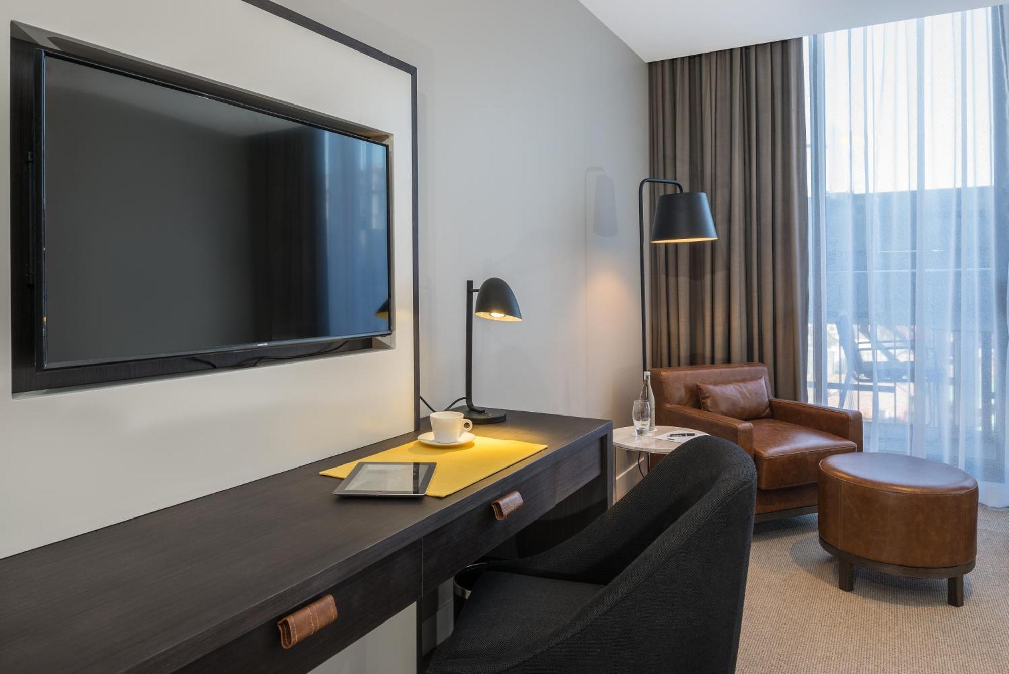 Peppers Docklands Hotel Мелбърн Екстериор снимка A room at the hotel