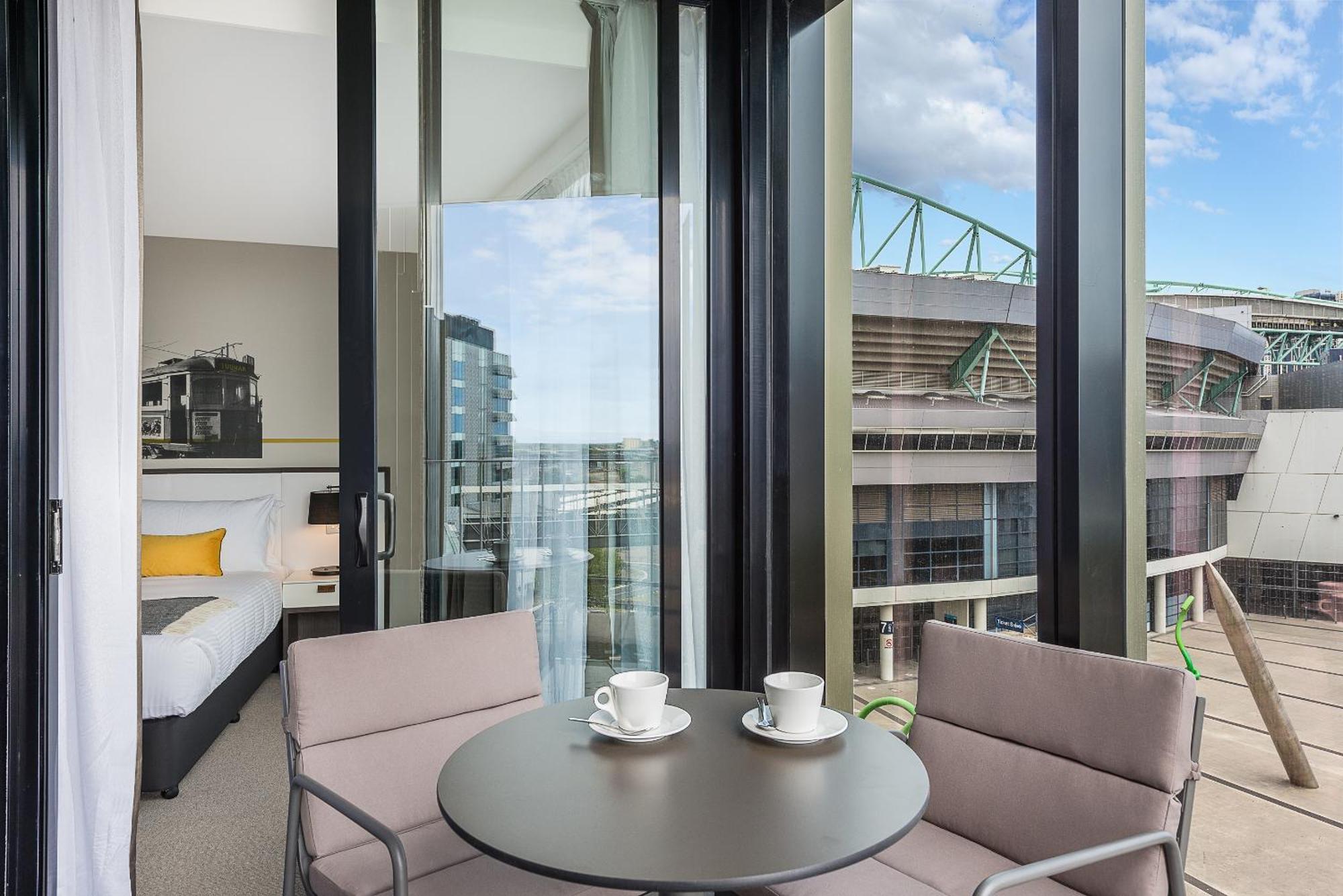 Peppers Docklands Hotel Мелбърн Екстериор снимка The apartment's balcony